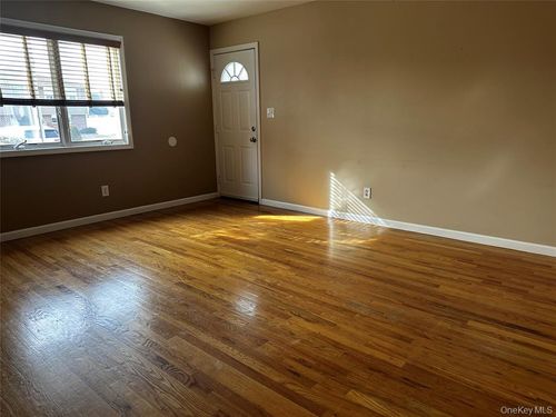 15 Shari Ct, Hicksville, NY, 11801-1813 | Card Image