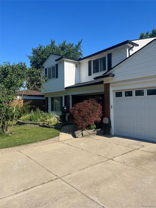 8737 Crestview Dr, Sterling Heights, MI, 48312-6030 | Card Image