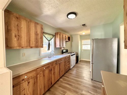 405 Mills St, Smithville, TX, 78957-1526 | Card Image