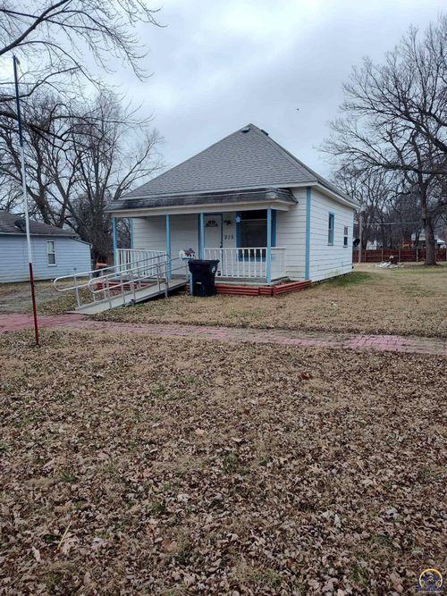 215 New Jersey Ave, Holton, KS, 66436-1943 | Card Image