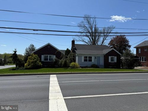 144 S Centre Ave, LEESPORT, PA, 19533-8677 | Card Image