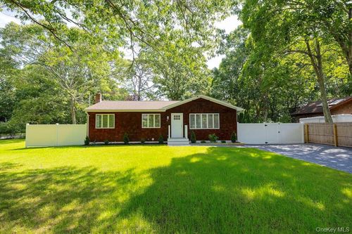 18 Easterly Rd, Hampton Bays, NY, 11946-1924 | Card Image