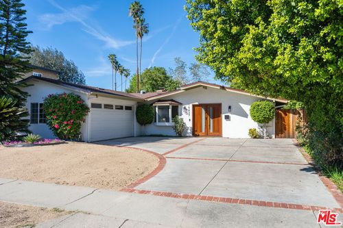 19837 Gilmore St, Woodland Hills, CA, 91367-2811 | Card Image