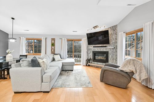 18500 Brookfield Lake Dr, Brookfield, WI, 53045-6176 | Card Image