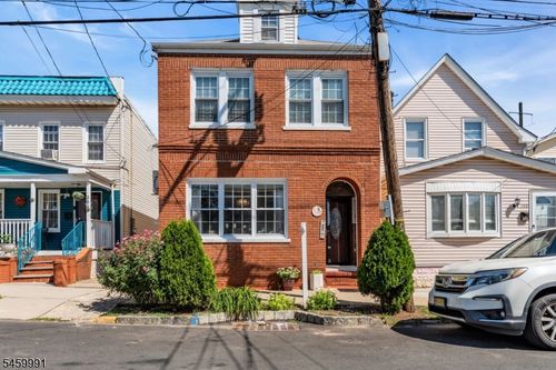 282 Alpine St, Perth Amboy, NJ, 08861-2608 | Card Image