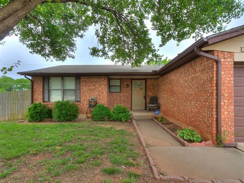 1300 Knollwood Ter, Moore, OK, 73160-8010 | Card Image