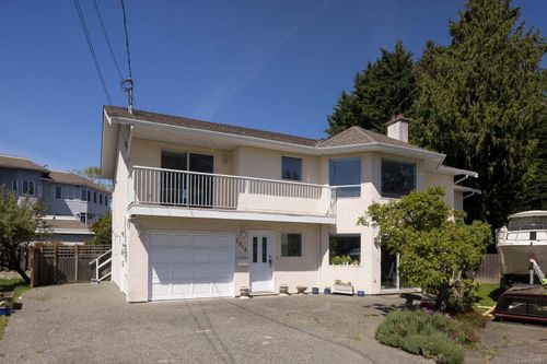 3916 Stamboul St, Victoria, BC, V8P4L2 | Card Image