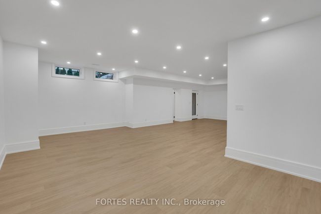 16 Cadillac Ave, House other with 5 bedrooms, 5 bathrooms and 4 parking in North York ON | Image 31