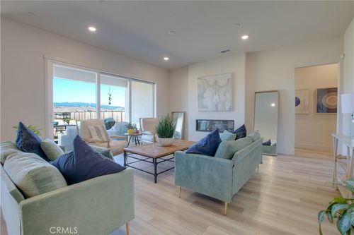 208 Luna Way, Hollister, CA, 95023-6582 | Card Image