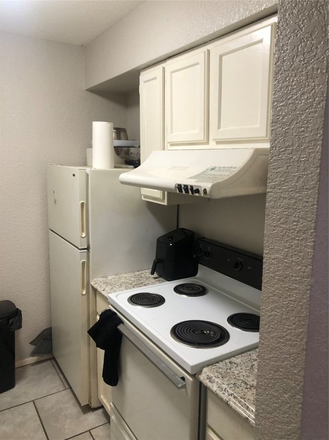 Here is the other side of the kitchen space. | Image 5