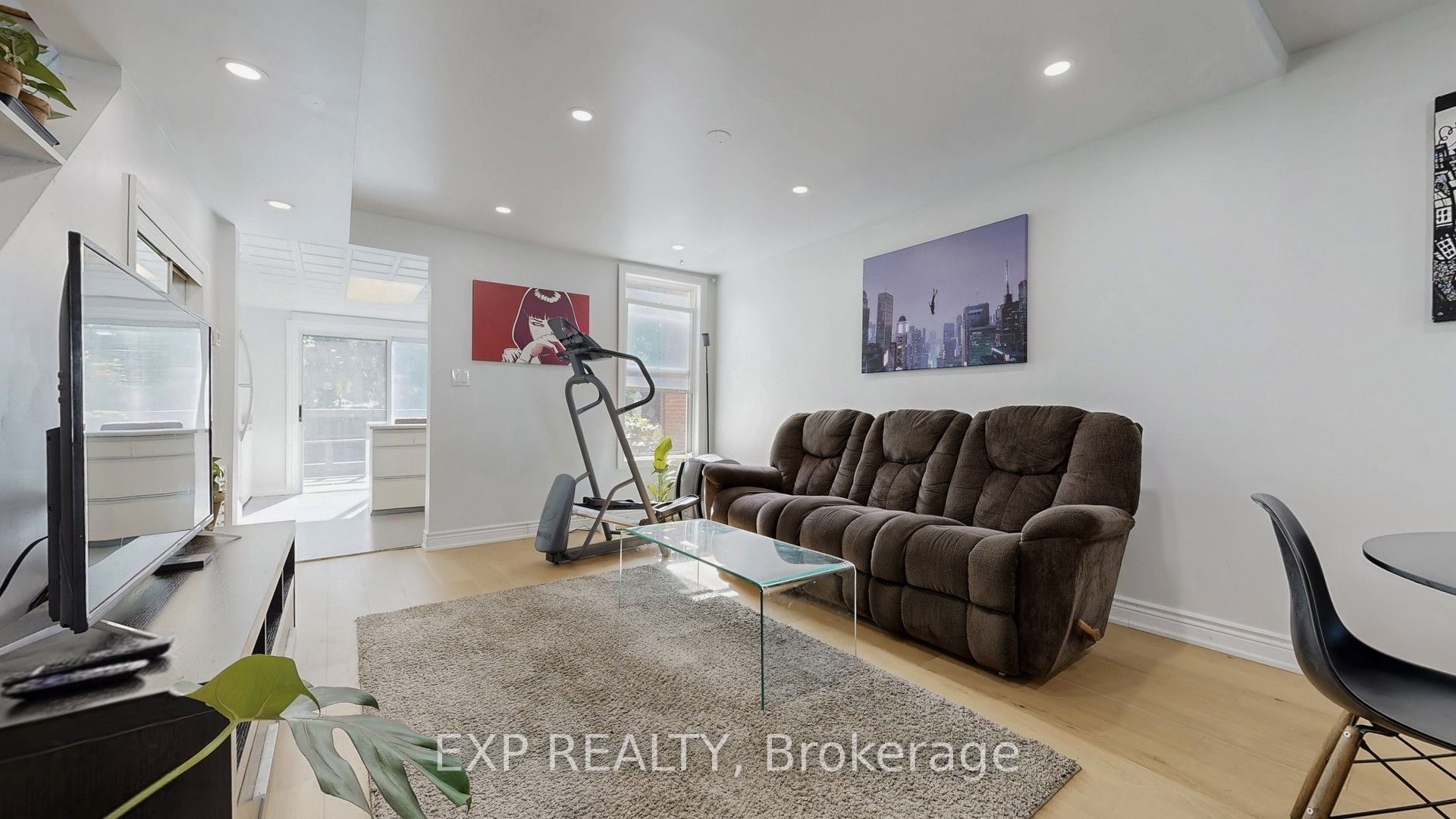 Residential in Toronto W06 4