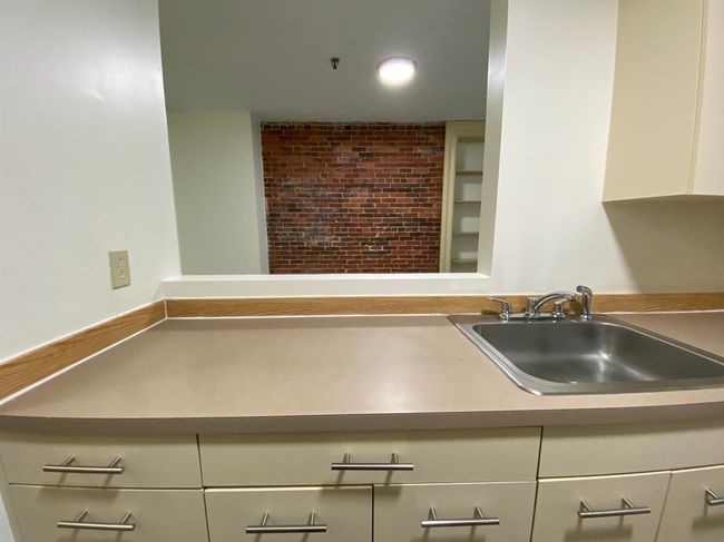 APT-214 - 30 Hanover St, Condo with 2 bedrooms, 1 bathrooms and null parking in Manchester NH | Image 16