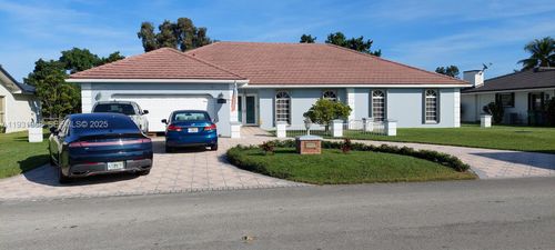 18921 W Oakmont Dr, Hialeah, FL, 33015-2907 | Card Image