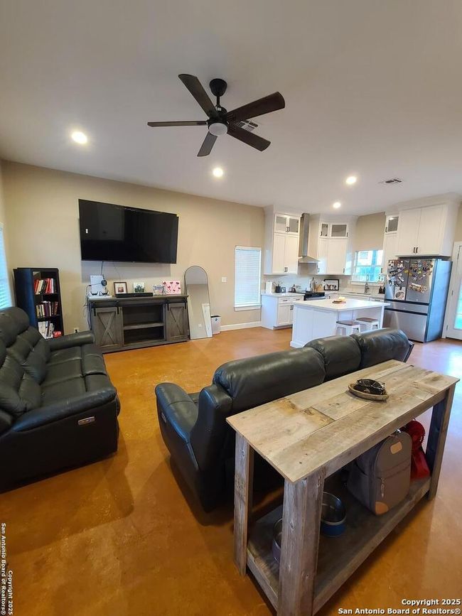 301 Pickford St, House other with 2 bedrooms, 1 bathrooms and null parking in Sabinal TX | Image 7