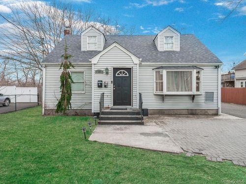 53 River Ave, Patchogue, NY, 11772-3308 | Card Image