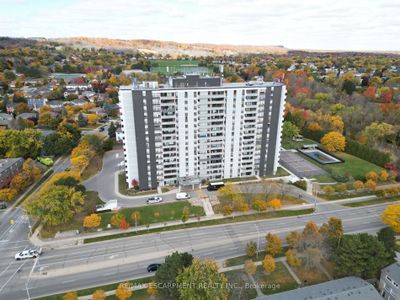 1008 - 2055 Upper Middle Rd, Condo with 3 bedrooms, 2 bathrooms and 1 parking in Burlington ON | Image 2