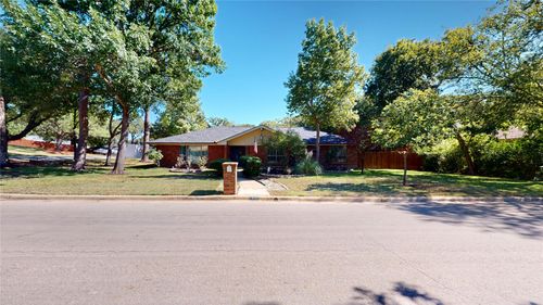 1407 Woodridge Cir, Euless, TX, 76040-6468 | Card Image