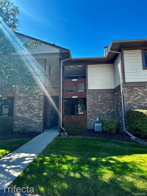 16404 Clarkson Dr, Fraser, MI, 48026-3585 | Card Image