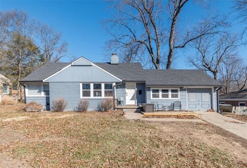 660 E Red Rd, Independence, MO, 64055-1737 | Card Image