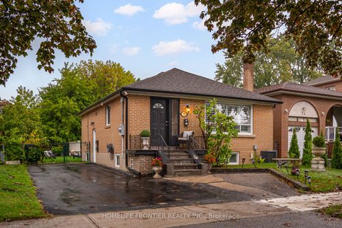72 Newton Dr, North York, ON, M2M2M9 | Card Image