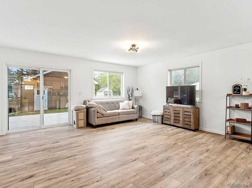 3333 Junior, Pinckney, MI, 48169-9136 | Card Image