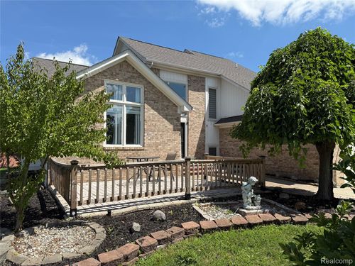 15531 Mountainside Dr, Macomb, MI, 48042-3433 | Card Image