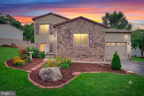 16 Yankee Dr, MOUNT HOLLY SPRINGS, PA, 17065-1036 | Card Image