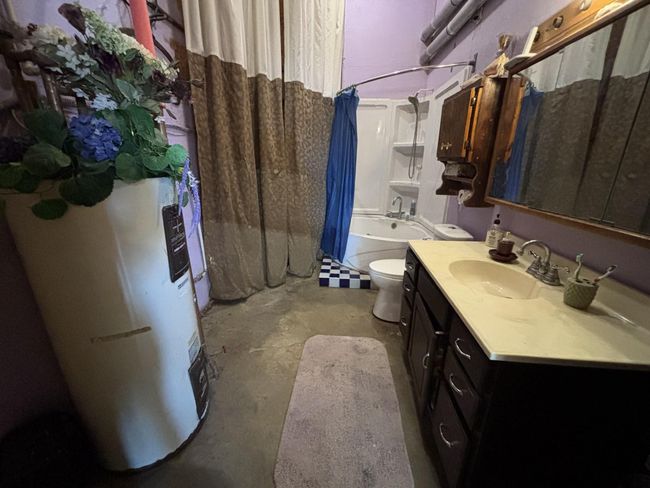 shop bathroom.jpg | Image 26