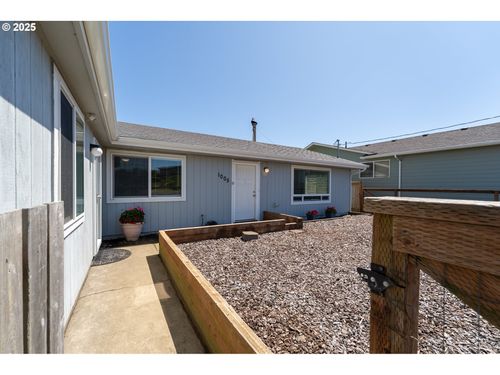 1005 Nw Pacific Way, Waldport, OR, 97394-9576 | Card Image