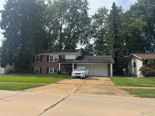 554 Coach Light Ln, Hazelwood, MO, 63042-1914 | Card Image