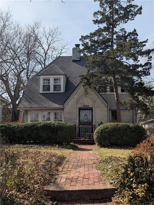 5616 Wyandotte St, Kansas City, MO, 64113-1218 | Card Image