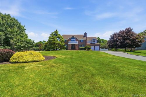 2 Mercedes Ct, East Patchogue, NY, 11772-5700 | Card Image