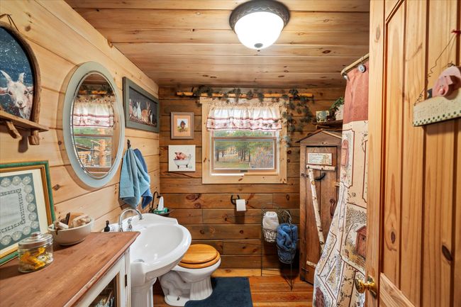Rustic themed bathroom | Image 12