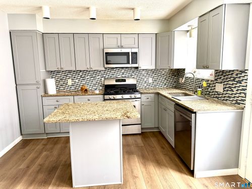 91-91 Hampton Park, Branford, CT, 06405-2201 | Card Image