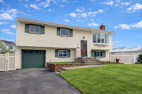41 Richmond St, Islip, NY, 11751-2037 | Card Image