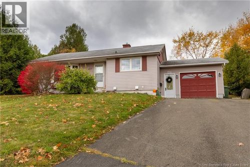 427 Holden St, Oromocto, NB, E2V1G2 | Card Image