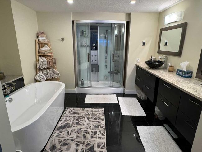 9204 Oakmount Drive Sw, Home with 3 bedrooms, 3 bathrooms and 4 parking in Calgary AB | Image 14