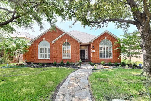 9718 Wolf Creek Dr, Irving, TX, 75063-5032 | Card Image