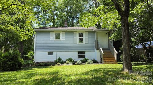 827 Forest St, Hendersonville, NC, 28739-5517 | Card Image