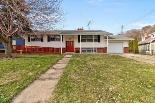 W5906 Valley Pkwy, La Crosse, WI, 54601-7008 | Card Image