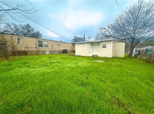 820 Chihuahua St, Lockhart, TX, 78644-3504 | Card Image