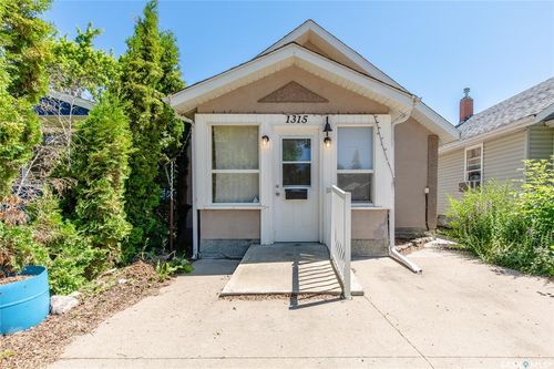 1315 6th Ave Nw, Moose Jaw, SK, S6H4A9 | Card Image