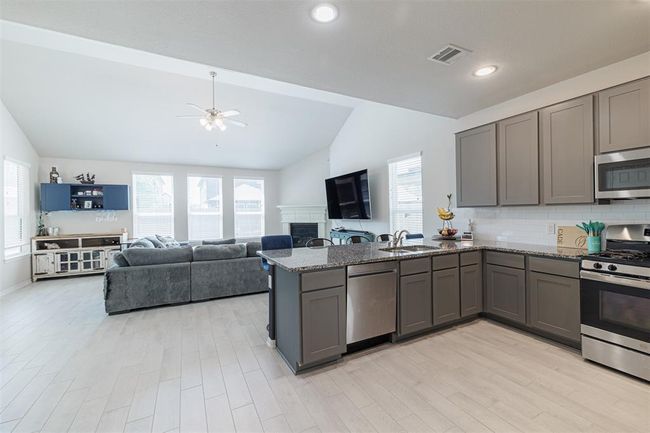Open entry to kitchen and living area | Image 4