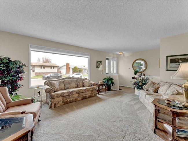 1047 17 Street Ne, Home with 3 bedrooms, 2 bathrooms and 4 parking in Medicine Hat AB | Image 8