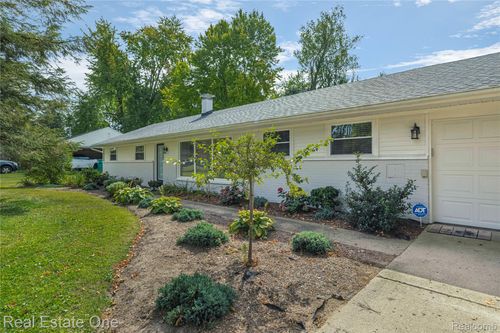1904 Meadow Ridge Dr, Commerce Twp, MI, 48390-2652 | Card Image