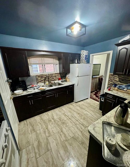 7316 Plainview Ave, Detroit, MI, 48228-3284 | Card Image