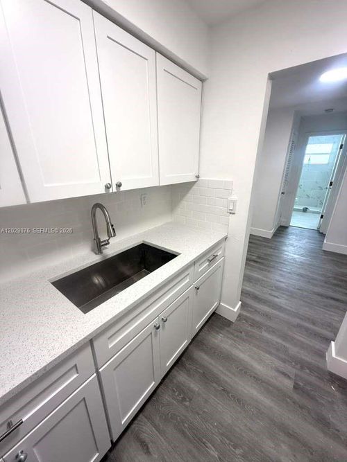 6e-12195 W Dixie Hwy, North Miami, FL, 33161-5460 | Card Image