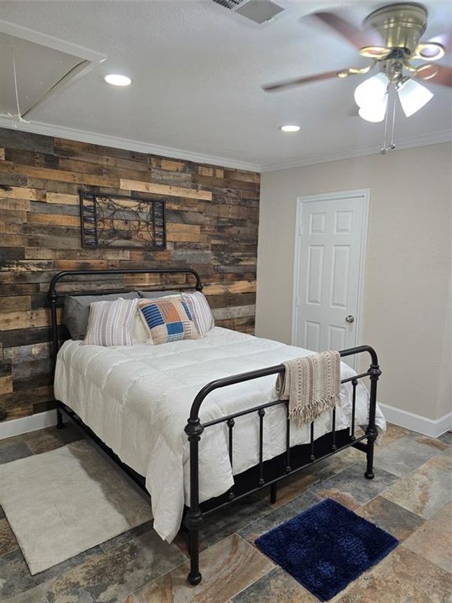 Bedroom space with really large walk in closet! | Image 33