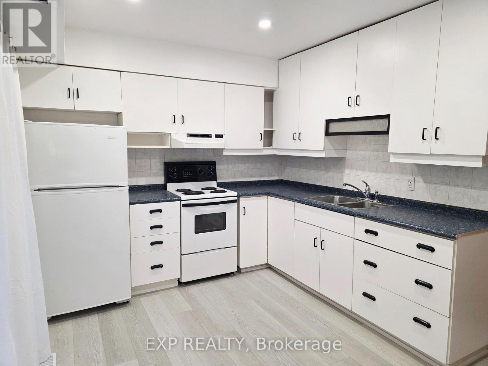 Residential in Bradford West Gwillimbury (Bradford) 3