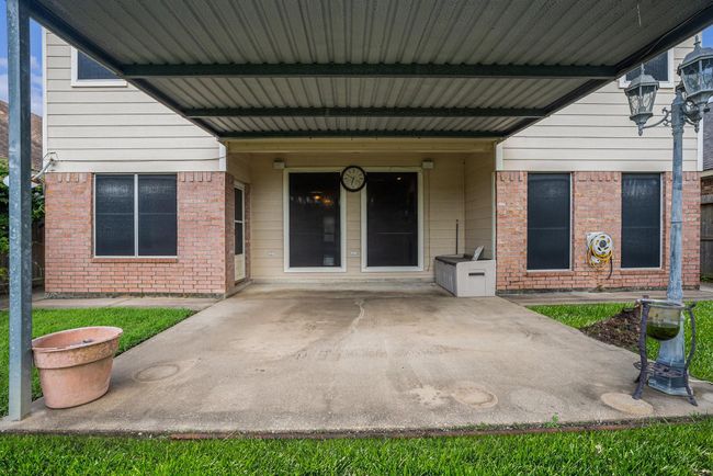 Covered patio in backyard. | Image 37
